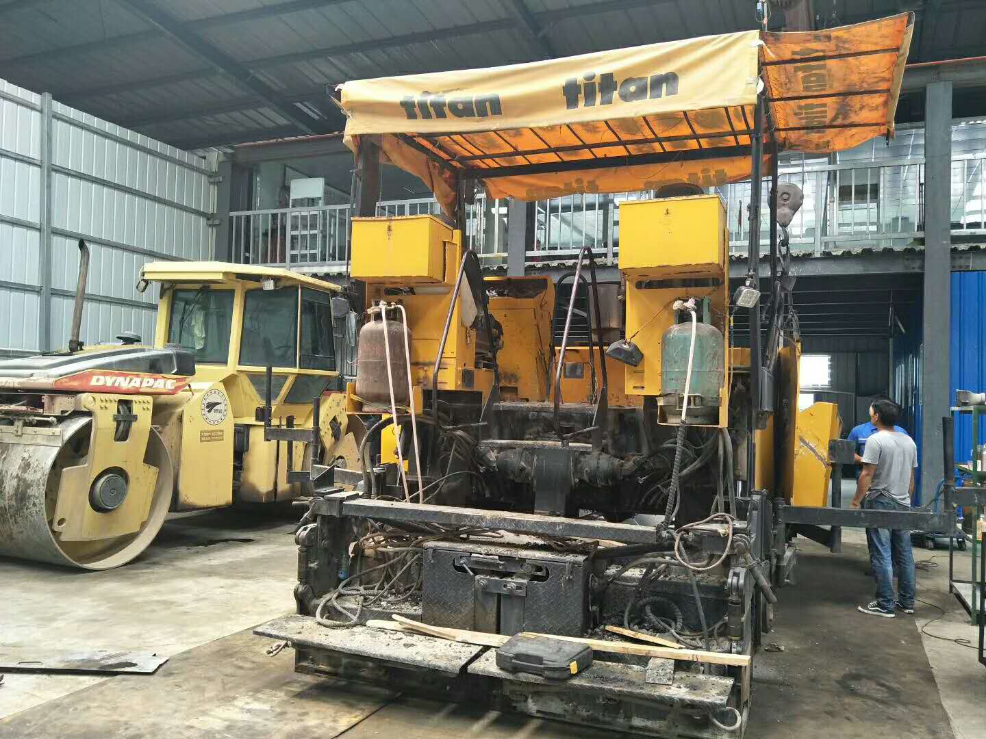 維修銑刨機、攤鋪機、壓路機、冷再生等路面機械設(shè)備